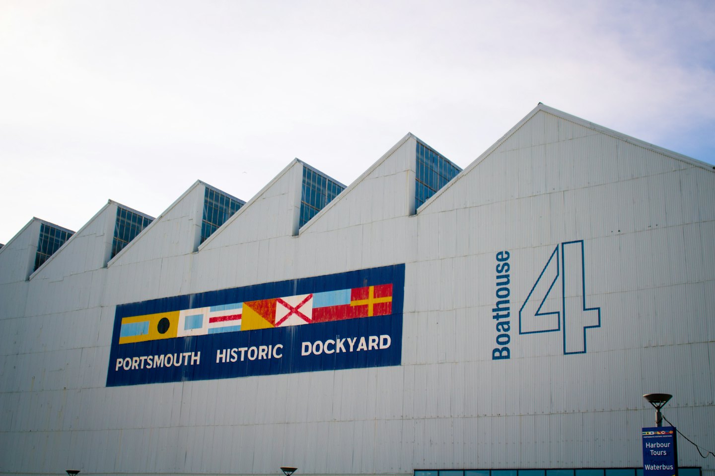Budynek Portsmouth Historic Dockyard z niebieskim szyldem.